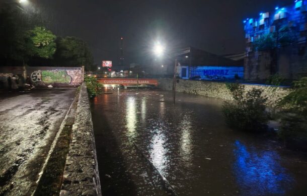 Lluvias dejan hasta 18 vehículos varados en la Zona Metropolitana de Guadalajara