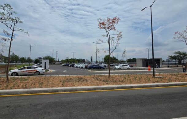 Inauguran patio de ascenso para vehículos de plataforma en el aeropuerto