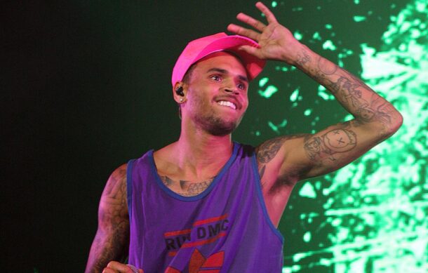 Chris Brown se declara culpable de alteración del orden público en Londres