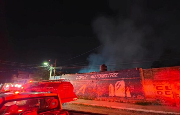 Incendio consume fábrica de almohadas en Tlaquepaque