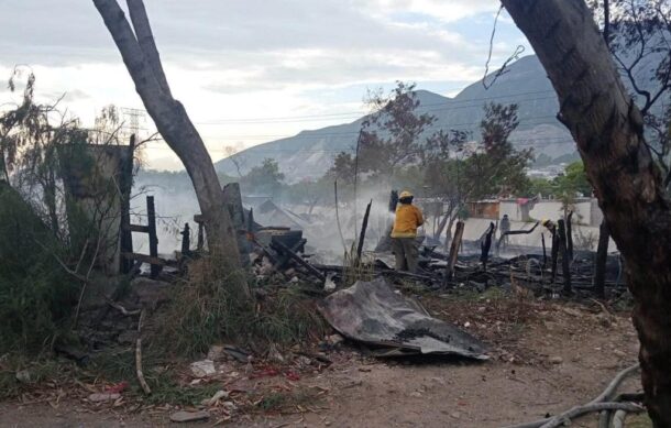 Incendio consume alrededor de 20 tejabanes en Santa Catarina, Nuevo León