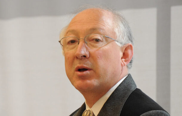 Asegura Ken Salazar que intentó comunicarse con AMLO tras la captura de “El Mayo”