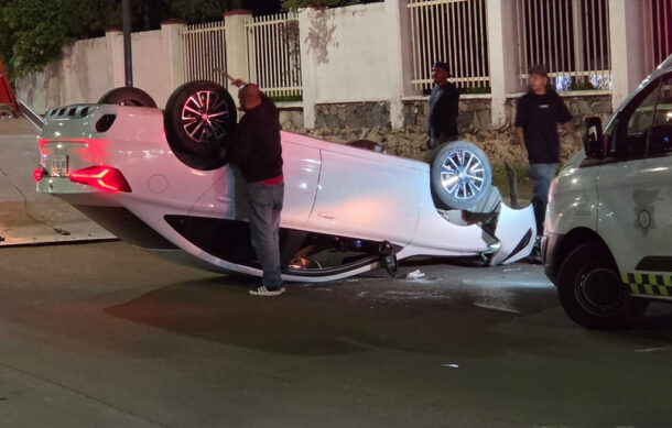 Conductor alcoholizado vuelca en avenida Mercedes Celis