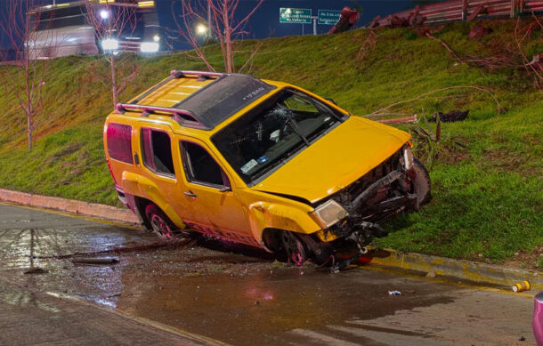 Conductor alcoholizado sobrevive a volcadura en Periférico Sur