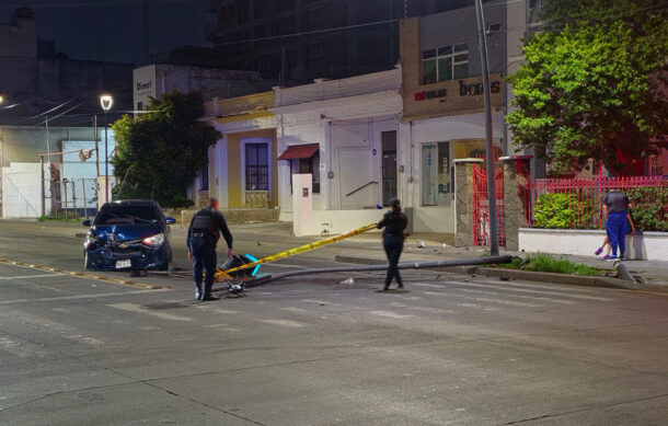 Conductora derriba semáforo en la colonia Americana