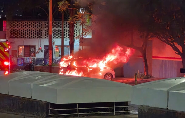 Incendio consume automóvil en la colonia Guadalupana