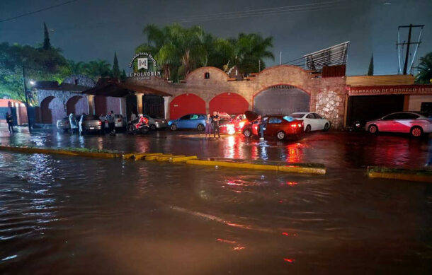 Lluvia provoca inundaciones y vehículos varados en Tlajomulco