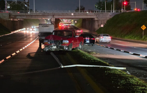 Choque en Periférico Norte provoca daños a infraestructura vial