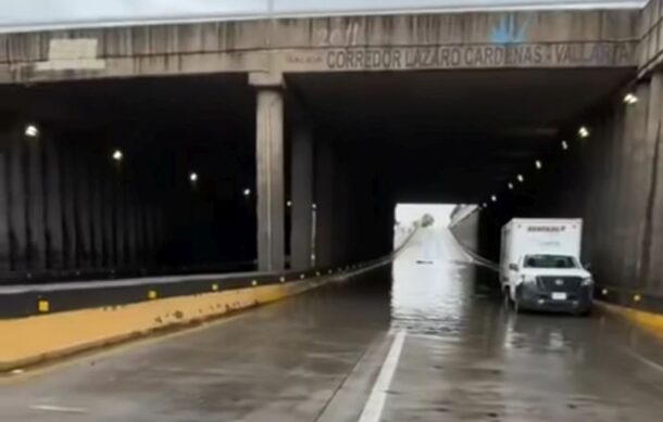 Inundación en paso a desnivel de La Moderna provoca caos vial