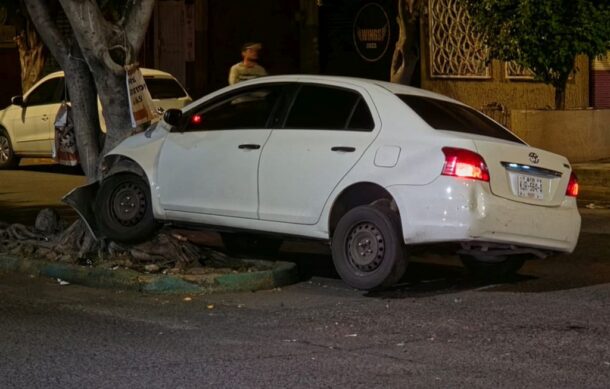 Conductora choca contra un árbol en Guadalajara; no hubo lesionados