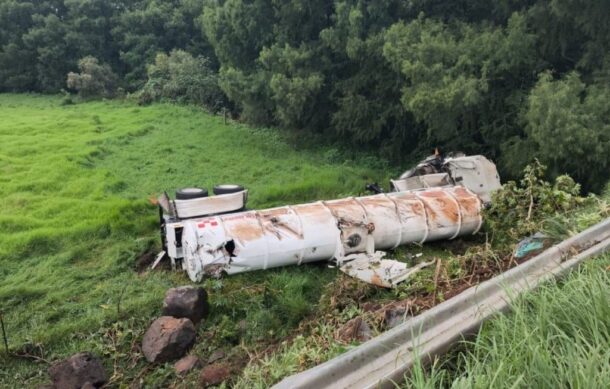 Muere conductor tras choque contra pipa en Acatic